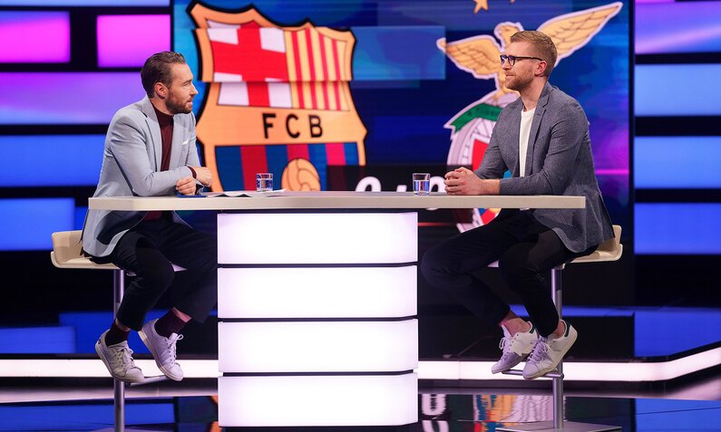 Moderator Sven Voss bei der Analyse mit ZDF-Fußball-Experte Per Mertesacker. | © Imago