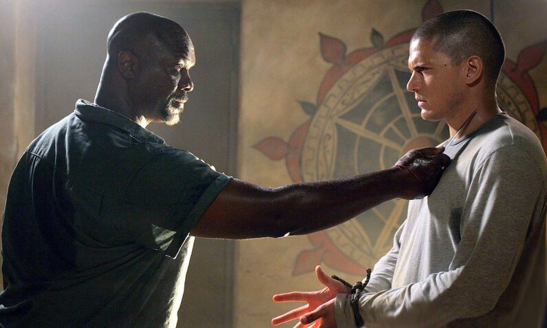 Robert Wisdom bedroht Wentworth Miller in einem düsteren Gefängnisraum in einer Szene aus der TV-Serie "Prison Break" | © Imago Images/Everett Collection