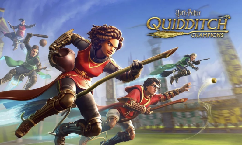 Drei junge Quidditch-Spieler fliegen entschlossen auf Besen in einem Stadion, die goldene Kugel jagend, während ein Spieler in Grün verfolgt. Daneben das Wappen zu Harry Potter: Quidditch Champions | © Playstation