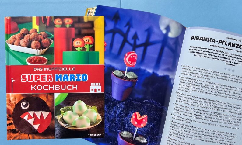 Das Cover des inoffiziellen Super Mario Kochbuchs zeigt bunte Gerichte, während rechts ein Rezept für Piranha-Pflanzen-Cakepops abgebildet ist. | © Sabrina Forst