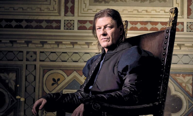 Sean Bean sitzt in historischem Kostüm auf einem prächtigen Stuhl in einer Szene aus der Serie "Die Medici: Lorenzo der Prächtige" | © Amazon (DVD)