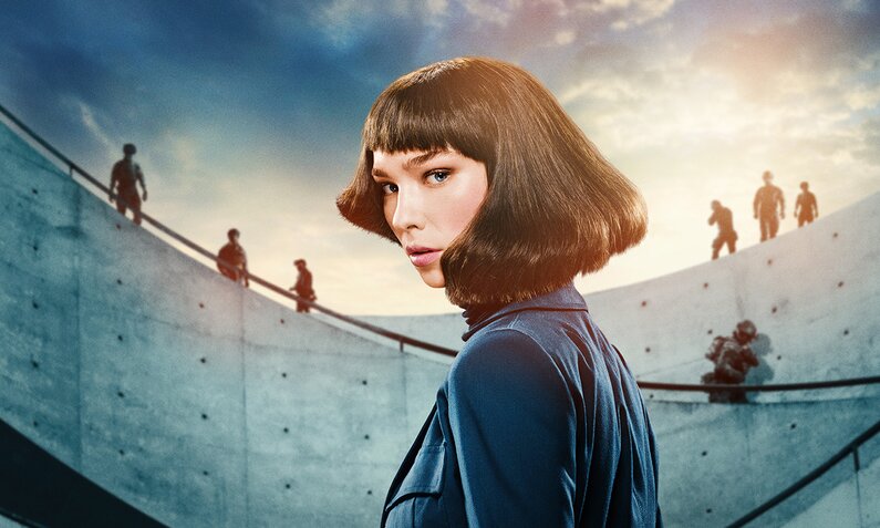 Matilda De Angelis als Agentin Diana auf dem Plakat zur Prime Video Serie "Citadel: Diana", im Hintergrund eine Betonwand mit Treppe, auf der klein Männer in Einsatzausrüstung zu sehen sind. | © Amazon MGM Studios