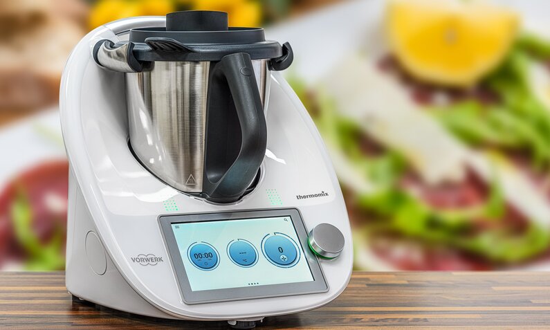 Thermomix TM6 vor einem geblurrten Hintergrund. | © Adobe Stock / Mathias Weil