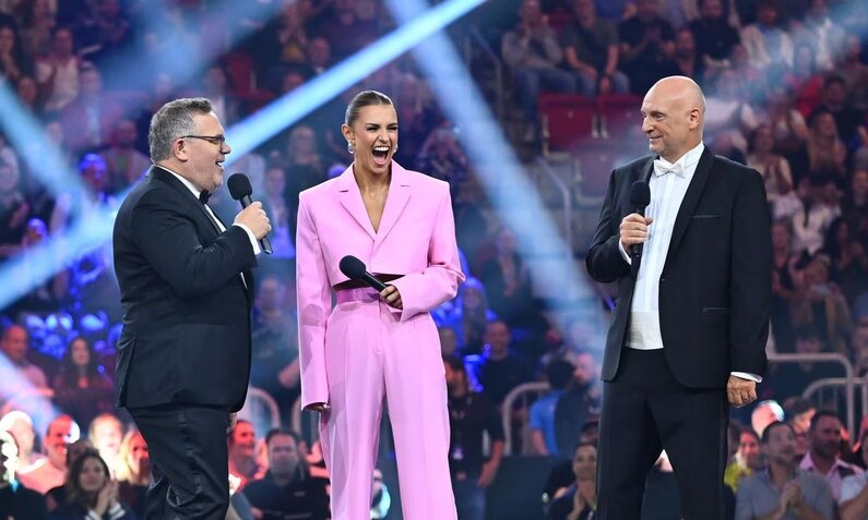 Frank Buschmann (rechts) präsentierte das Raab-Comeback zusammen mit Elton und Laura Wontorra. | © Raab Entertainment