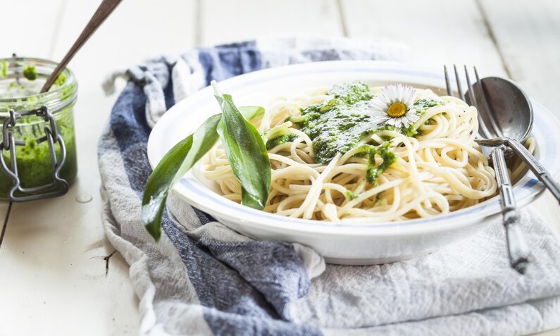 Bärlauch Pesto mit Nudeln | © gettyimages.de/Westend61