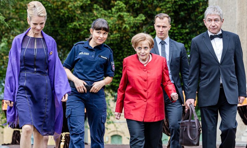Katharina Thalbach spielt Angela Merkel | © RTL