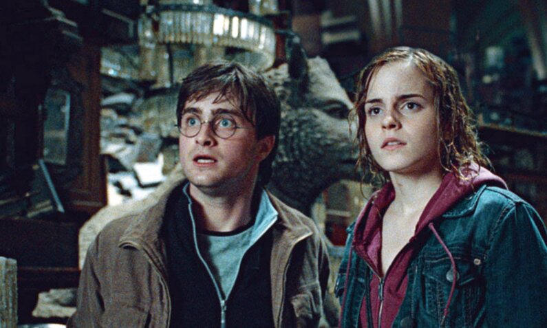 Daniel Radcliffe und Emma Watson im Film "Harry Potter und die Heiligtümer des Todes" | © ddp images/2011 Warner Bros. Ent. Harry Potter publishing rights/J.K.R. Harry Potter characters, names and related indicia are trademarks of/Warner Bros. Ent. All rights reserved./Courtesy Everett Collection