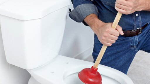 Toilette verstopft? Mit diesen einfachen Tipps & Hausmitteln bekommst du sie sofort wieder frei!