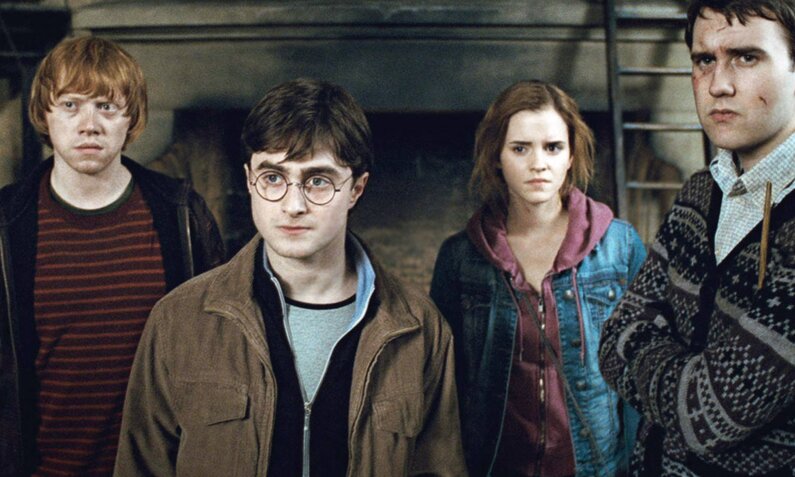  Rupert Grint, Daniel Radcliffe, Emma Watson und Matthew Lewis im Film "Harry Potter und die Heiligtümer des Todes" | © ddp images/2011 Warner Bros. Ent. Harry Potter publishing rights/J.K.R. Harry Potter characters, names and related indicia are trademarks of/Warner Bros. Ent. All rights reserved./Courtesy Everett Collection