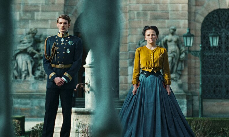 Philip Froissant und Devrim Lingnau in der Netflix Serie "Die Kaiserin" | © Netflix