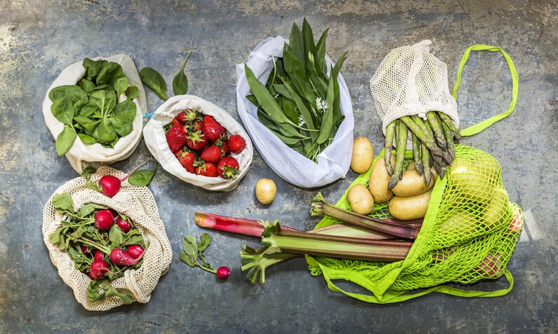 Gemüse und Obst auf Tisch | © gettyimages / Westend61