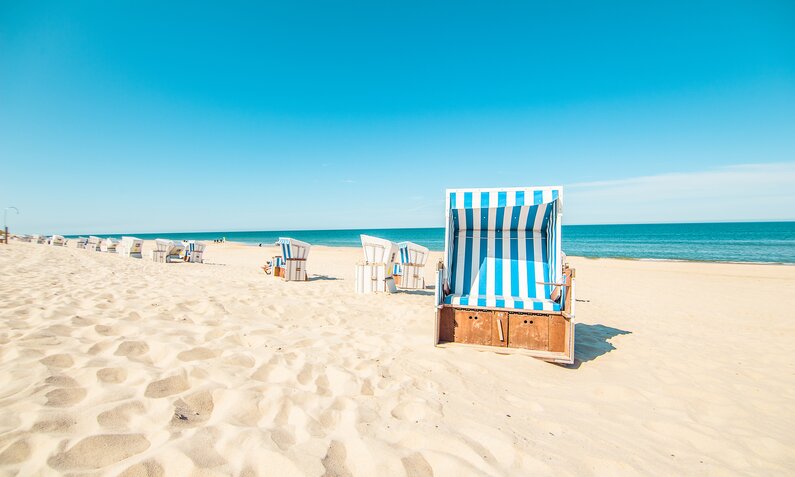 Strandkorb am Strand | © gettyimages / stefanie Metzger