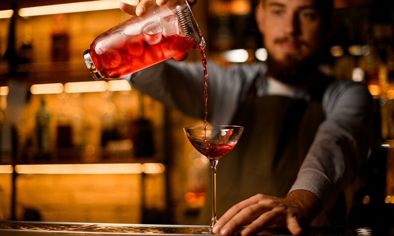 Barkeeper mixt Drink | © Getty Images / MaximFesenko