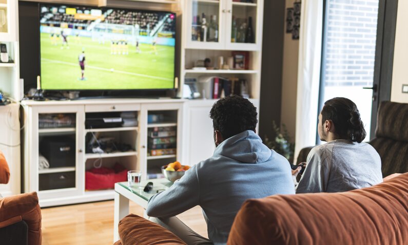 Männer vor dem Smart-TV | © Getty Images/Westend 61/Josu Acosta