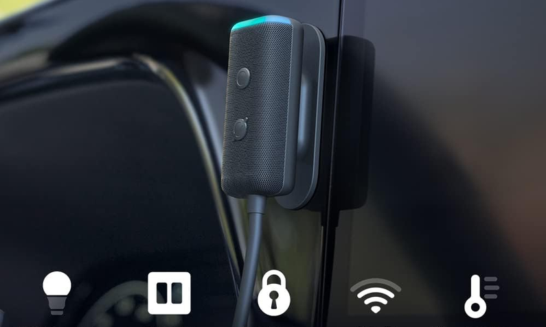 Der Amazon Echo Auto im Fahrzeug montiert mit Symbolen für die verschiedenen Funktionen | © Amazon