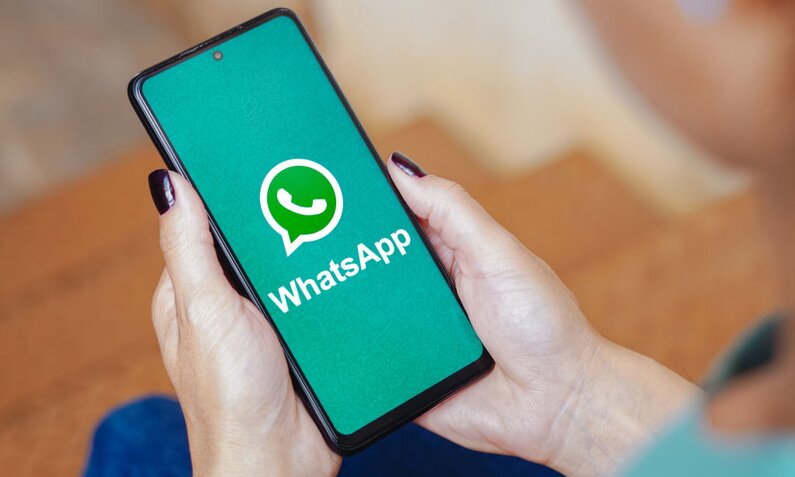 Frauenhände halten Smartphone mit WhatsApp-Logo | © Getty Images/SOPA Images