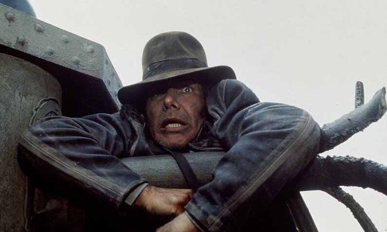 Indiana Jones hängt an einem Panzer | © Getty Images/Murray Close