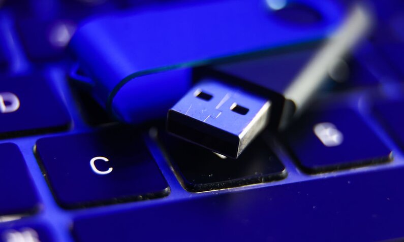 Aufgeklappter USB-Stick auf Tastatur | © Getty Images/NurPhoto