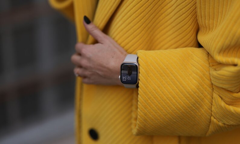 Smart-Watch an Frauenarm | © Getty Images/Jeremy Moeller