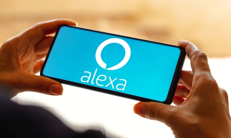 Alexa-Schriftzug auf Smartphone | © Getty Images/SOPA Images