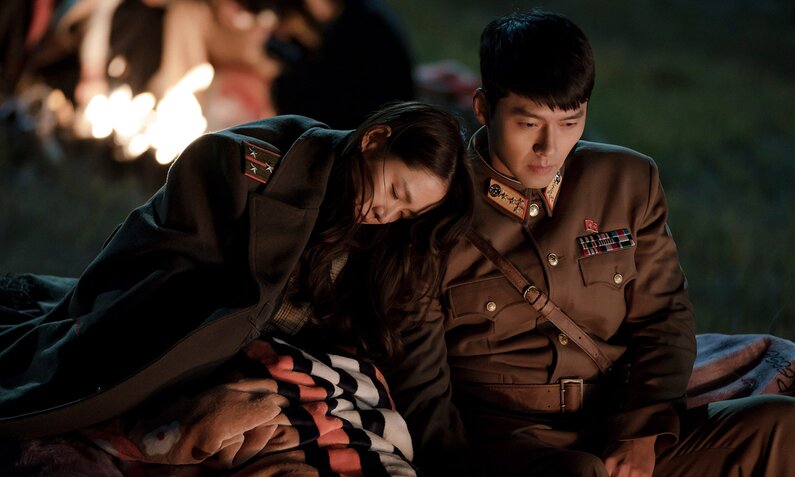 Szene aus der Serie "Crash Landing On You" mit Son Ye-jin und Hyun Bin | © Netflix/Lim Hyo Seon