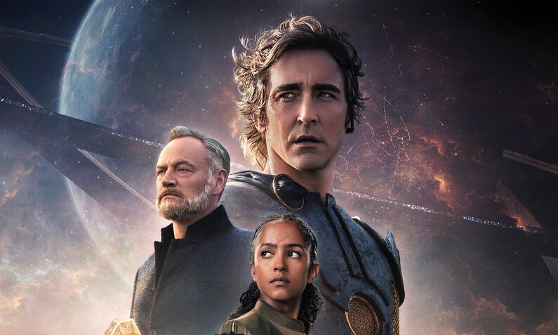 Jared Harris, Lee Pace und  Lou Llobell auf dem Plakat zur der Apple TV+ Science-Fiction-Serie "Foundation". Alle drei blicken bedeutungsvoll in die Ferne vor einem dramatischen Hintergrund der einen Planeten zeigt. | © Apple TV+