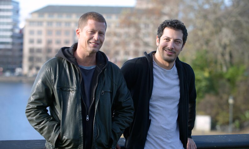 Til Schweiger und Fahri Yardim am Set vom Hamburg-"Tatort" | © Getty Images/Christian Augustin