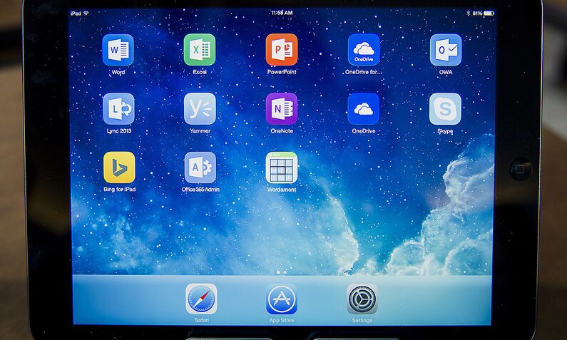 Ein Tablet mit allen Icon der Windows-Office-Anwendungen, darunter Word, Excel und PowerPoint | © Getty Images/Bloomberg