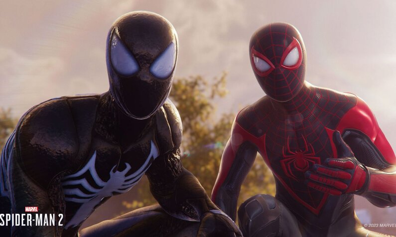 Zwei Spider-Man, links steht Peter Parker mit dem schwarzen Symbiontenkostüm, aus dem später Venom wird. Rechts steht Miles Morales in seinem klassischen blau-roten Kostüm. Beide sehen in die Kamera. | © Insomniac Games