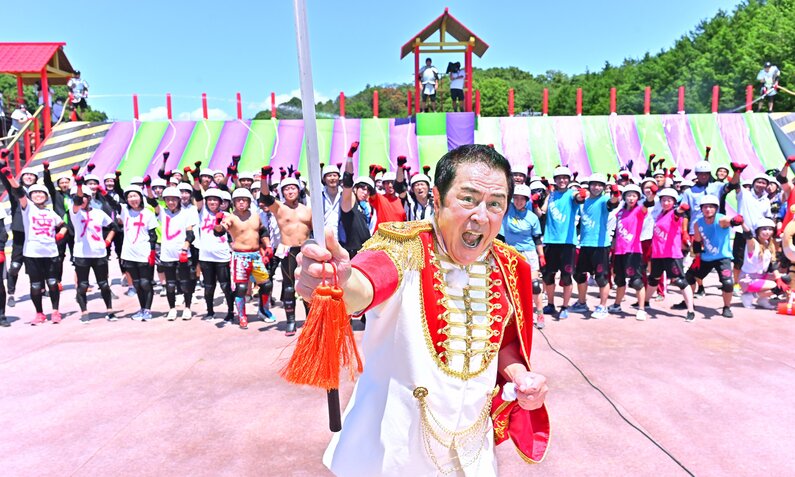 Takeshi Kitano verteidigt in der Neuauflage der Spielshow "Takeshi's Castle" sein Schloss gegen eine Horde mutiger Eindringlinge. Er trägt eine Uniform und hat ein Schwert gezogen. | © Prime Video