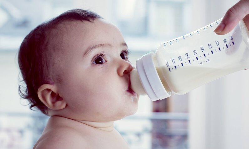 Besseresser Babymilch Titelbild | © IMAGO / PhotoAlto