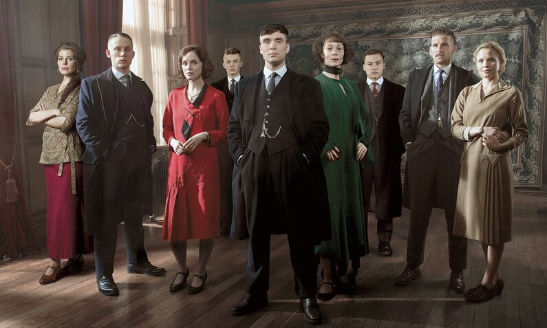 Cilian Murphy als Thomas Shelby und seine Co-Stars aus der britischen Serie "Peaky Blinders" stehen in einem Innenraum auf dunklem Parkett. | © Arte, Tiger Aspect, Caryn Mandabach Productions Ltd. 2017