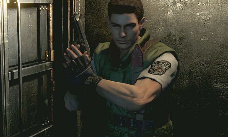 Chris Redfield, ein Elitecop, steht mit gezogener Waffe neben einer Stahltür und wirkt angespannt. | © Capcom