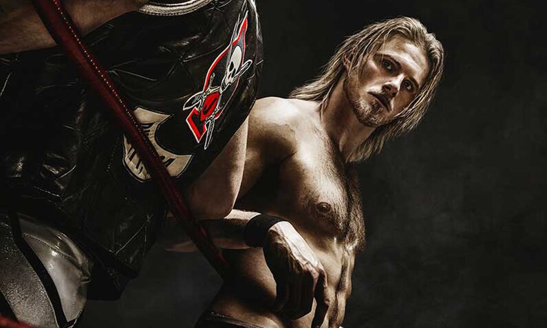 Alexander Ludwig auf dem Plakat zum Wrestlingdrama "Heels" in Wrestling-Outfit vor schwarzem Hintergrund | © Starz