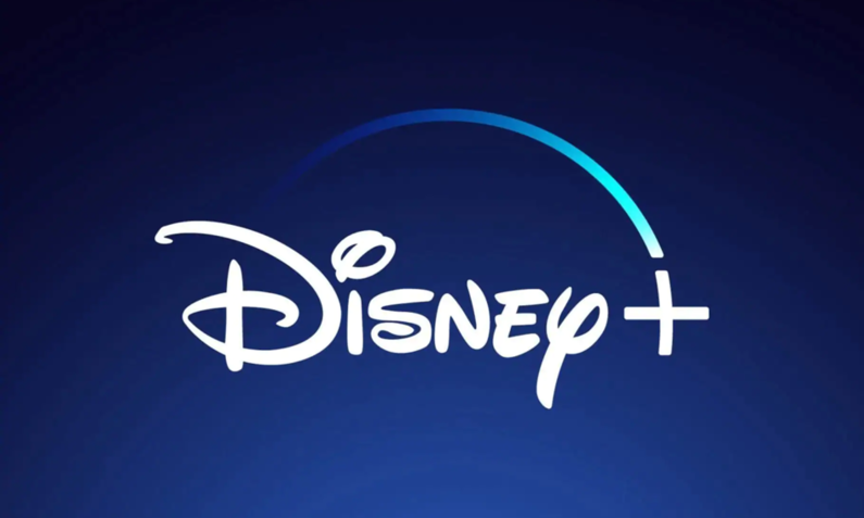 Das Logo von Streamingdienst Disney+ in Weiß auf blauem Hintergrund | © Disney+