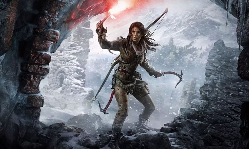 Lara Croft steht mit einer Fackel in der Hand vor einem verschneiten Höhleneingang und blickt hinein. Die Kamera zeigt sie von vorn, schaut also aus der Höhle nach draußen. | © Crystal Dynamics