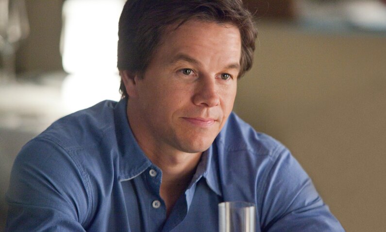 Nachaufnahme von Mark Wahlberg in einem blauen Hemd in einer Szene aus dem Kinofilm "Ted" | ©  ddp Images/Universal Pictures