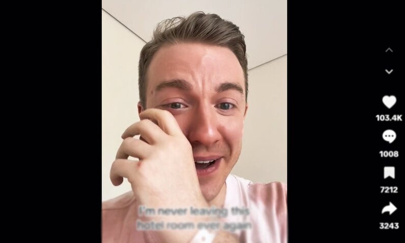 Nachaufnahme von Stevie Webb der sich im Screenshot aus seinem  TikTok-Video Lachtränen aus dem Gesicht wischt | © @thatsteviewebb on TikTok