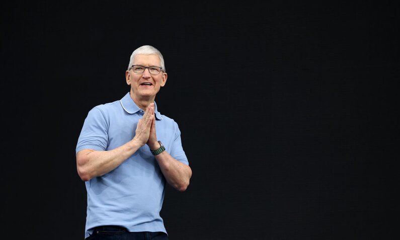 Tim Cook steht in einem hellblauen Polohemd vor einem schwarzen Hintergrund und erzählt von neuen Produkten. | © Getty Images/Justin Sullivan