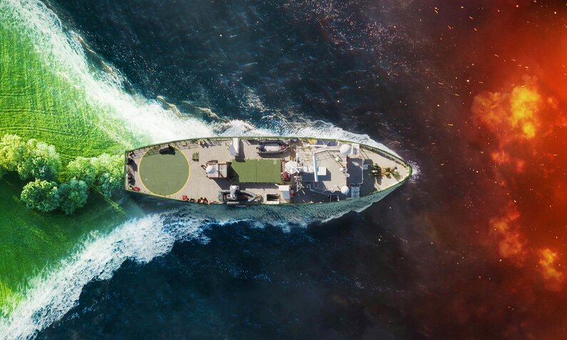 Luftaufnahme eines großen Schiffs, das über den Ozean fährt - hinter ihm gesundes Grün, vor ihm Feuer, Key Art zur Sky Serie "Inside Greenpeace" | © Sky Studios/MEWorks Media Production