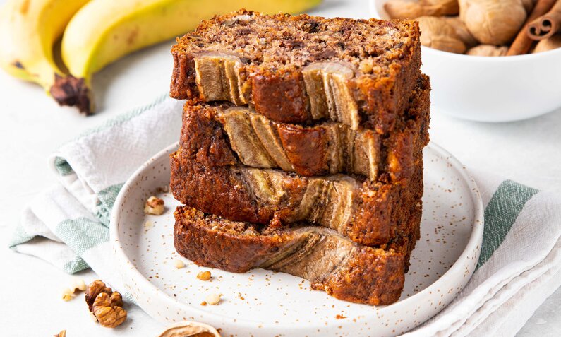 Aufgeschnittenes Bananenbrot. | © Getty Images / Irina Kostina