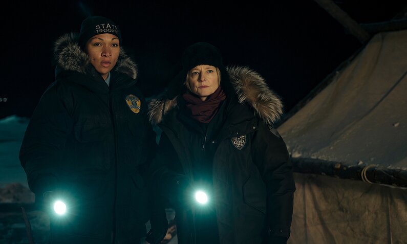 Kali Reis und Jodie Foster in dicken Wintermänteln bei Nacht mit Tachenlampen in einer Szene der HBO Serie "True Detective: Night Country" | © HBO/Sky WOW
