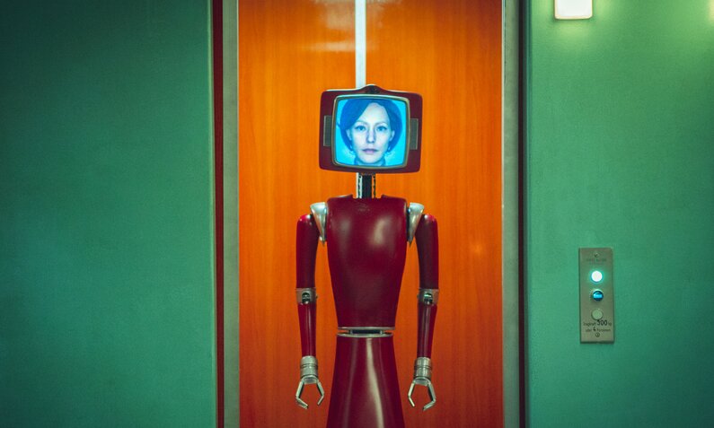 Lavibia Wilsons Kopf ist auf dem als"Geischt" fungierenden Monitor der roboterähnlichen, elektronischen Haushaltshilfe in der Netflix-Serie "Cassandra" zu sehen  | © Netflix/Sasha Ostrov