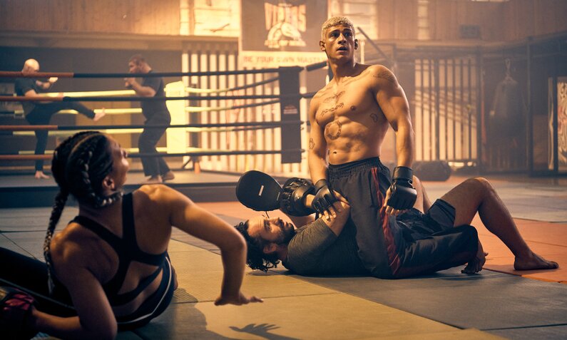 Emilio Sakraya als Kämpfer mit Co-Stars  in einem Boxring in einer Szene des Netflix-Films "60 Minuten" | © Netflix/Reiner Bajo