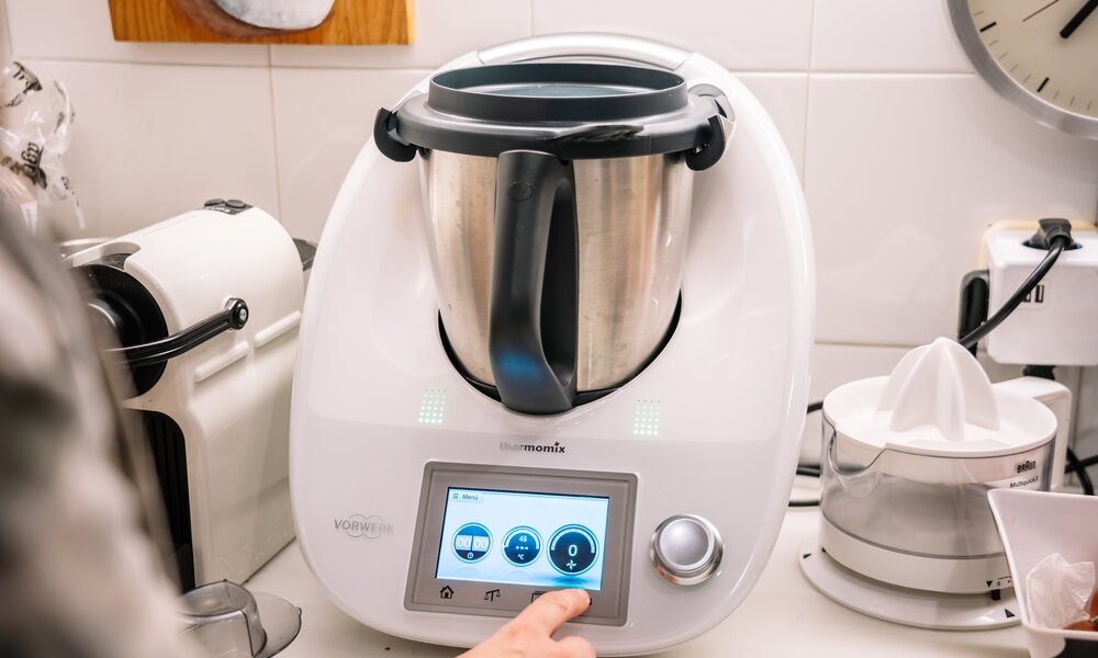 Thermomix steht in einer Küche | ©  Shutterstock / Guillem de Balanzo