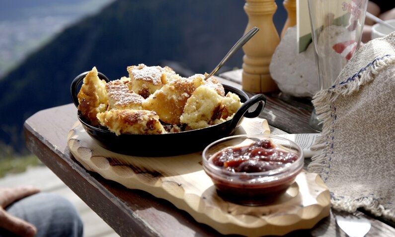 Kaiserschmarrn angerichtet mit Pflaumenkompott und bestäubt mit Puderzucker | © Getty Images / Westend61