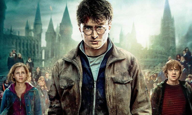 Emma Watson, Daniel Radcliffe und Rupert Grint auf dem Plakat zum Kinofilm "Harry Potter und die Heiligtümer des Todes - Teil 2" | © ddp images/Warner Bros/Courtesy Everett Collection