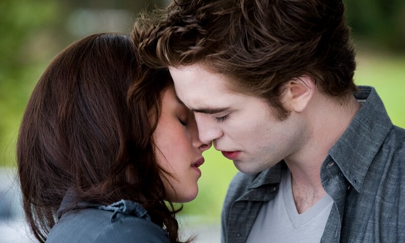 Nahaufnahme von Kristen Stewart als Bella Swan und Robert Pattinson als Edward die sich zueinander neigen in einer Szene aus dem "Twilight"-Kinofilm "New Moon - Biss zur Mittagsstunde" | © ddp images