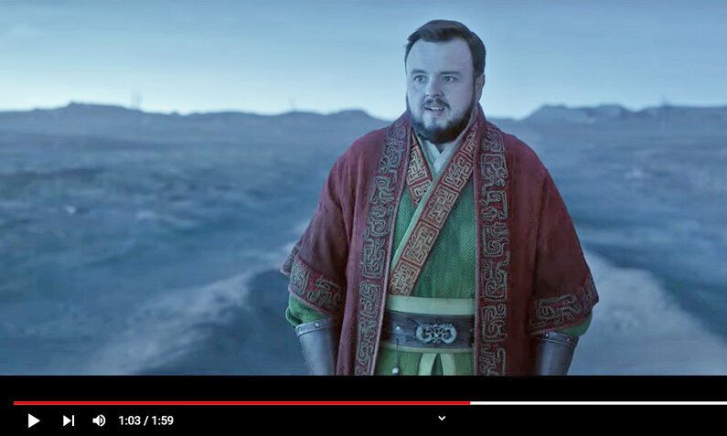 John Bradley steht in einem traditionellen asiatischen Gewand staunend in einer kargen, dunklen Landschaft in einer Szene aus aus dem Trailer zur Netflix-Serie "Die 3 Sonnen" | © Netflix