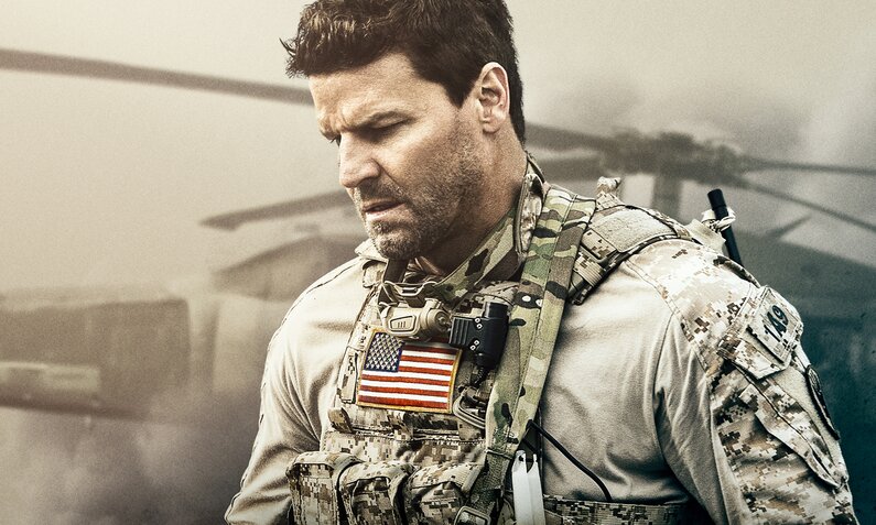 Nahaufnahme von David Boreanaz in Militäruniform vor einem Helikopter in einer Szene aus der US-Serie "SEAL Team" | © Paramount+/Amazon